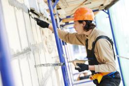 בבתים בני יותר מקומה אחת קודם כל יש להקים פיגומים מסביב לבית